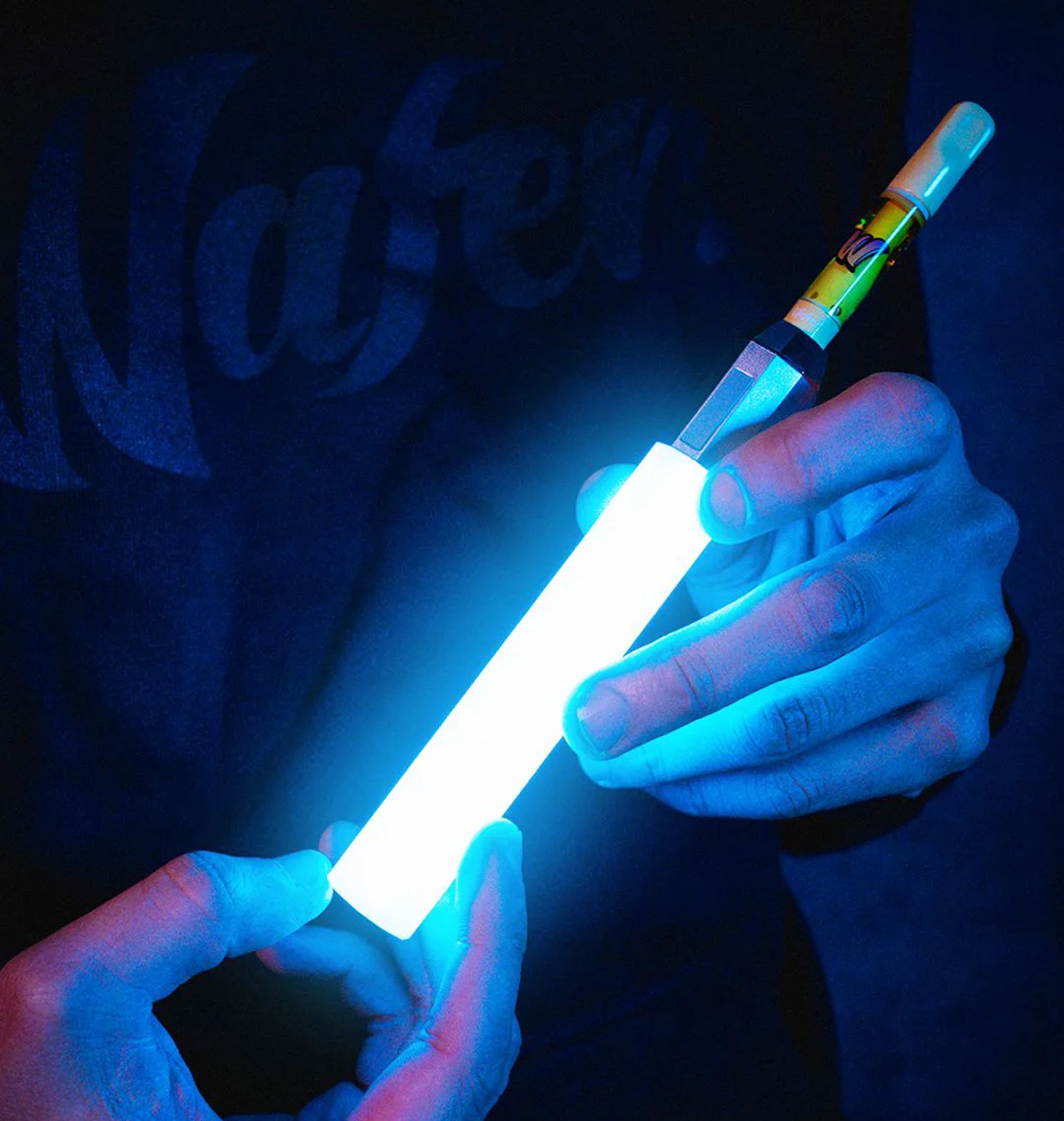 Litsaber OG glowing in a dark environment